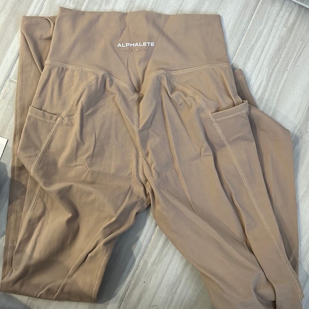 Alphalete leggings with side pockets